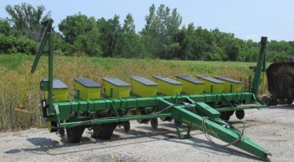8 Rows John Deere 7000 universal Planters - Image 2