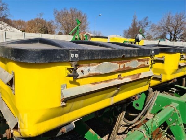 2016 JOHN DEERE 1750 10ROW 76CM PLANTER VACUUM - Image 3