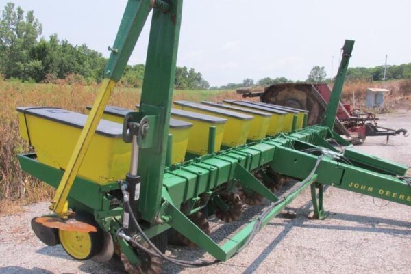 8 Rows John Deere 7000 universal Planters - Image 4