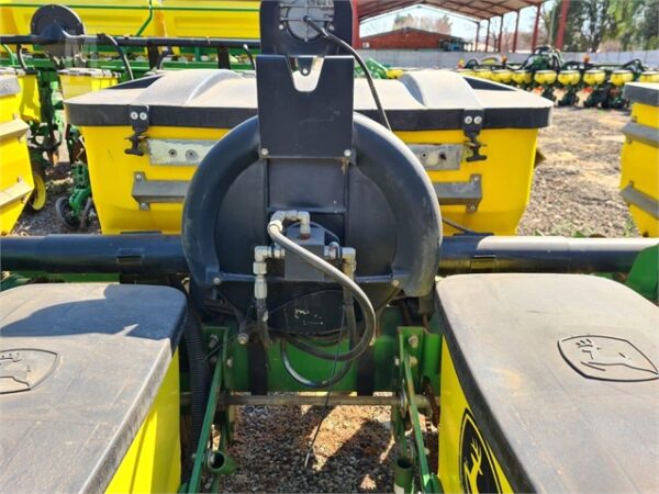 2016 JOHN DEERE 1750 10ROW 76CM PLANTER VACUUM - Image 6